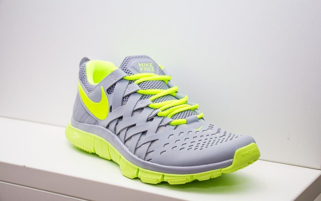 Who are lightweight running shoes under Rs 5000 suitable for?